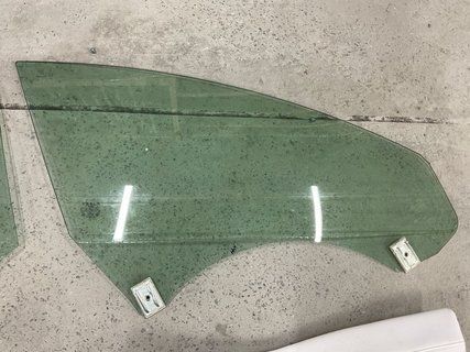 Скло переднє праве пасажирське півтора Tesla Model 3 24- Highland 1872444-00-B фото