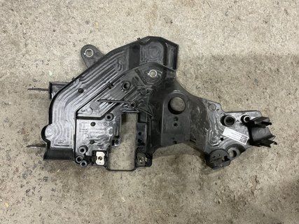 Кришка нижня панелі керування пентхауса основної батареї 2 Tesla Model 3 18- 1109683-00-K фото