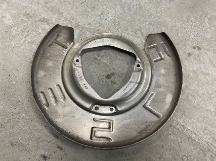 Захист гальмівного диска передній Tesla Model 3 1044661C фото