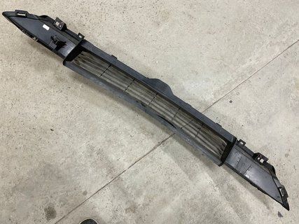 Решітка переднього бампера Tesla Model 3 24- Highland з дефектом 1694311-00-F фото