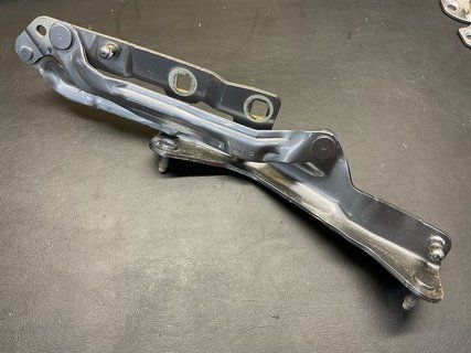 Петля кришки багажника ляди права Tesla Model 3 24- Highland 1714864-01-C фото