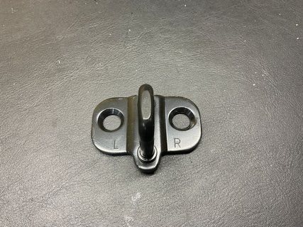 Скоба замка кришка багажника ляди Tesla Model 3 18-24 1547272-00-B фото