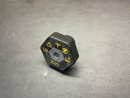 Кришка розширювального бачка Tesla Model 3 18- 1101469-00-A фото