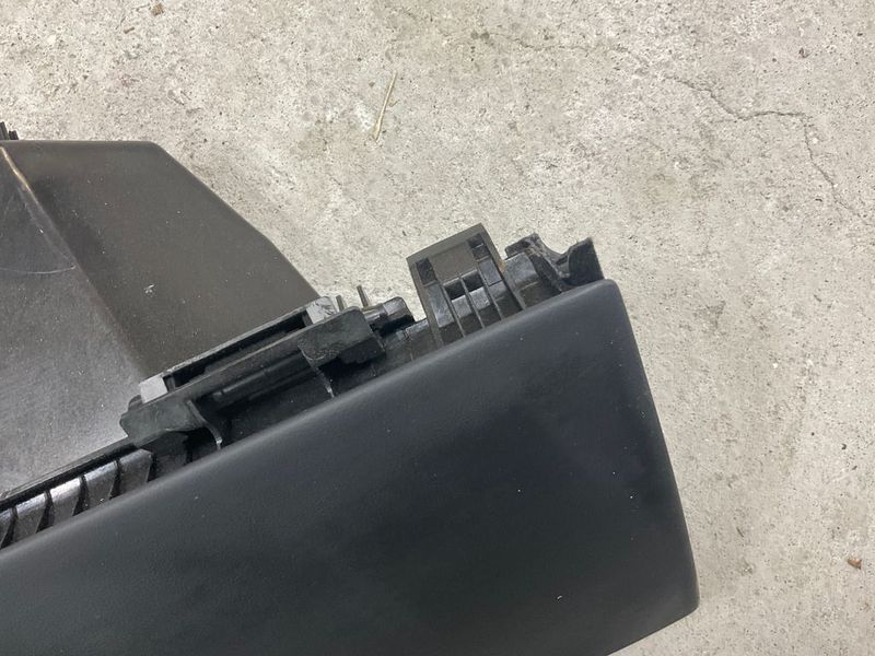 Бардачок Tesla Model 3 24- Highland з дефектом 1695247-20-C фото
