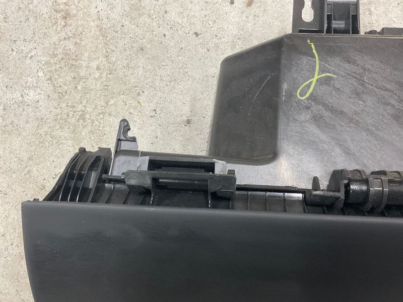 Бардачок Tesla Model 3 24- Highland з дефектом 1695247-20-C фото