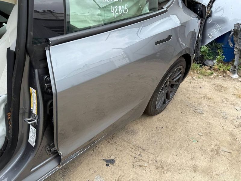 Двері задні ліві Tesla Model 3 24- Highland голі пошкоджені PN00 1751847-EC-G фото