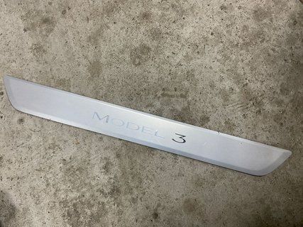 Накладка порога передня права Tesla Model 3 18- Хром 1090844-00-C фото