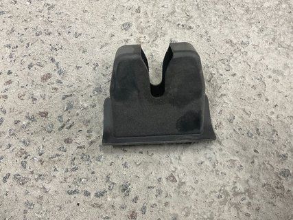 Кришка замка багажника Tesla Model 3/Y 20- 1584544-00-C фото
