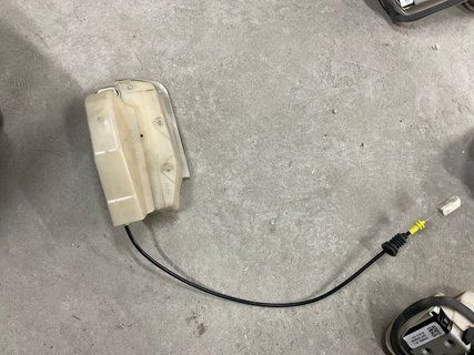 Замок дверей задніх лівих Tesla Model 3 18-23 1068970-00-L фото