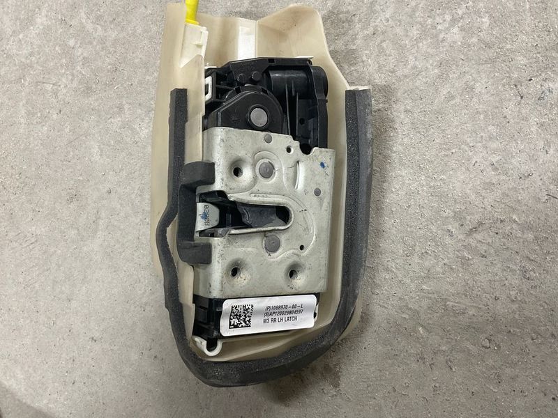 Замок дверей задніх лівих Tesla Model 3 18-23 1068970-00-L фото