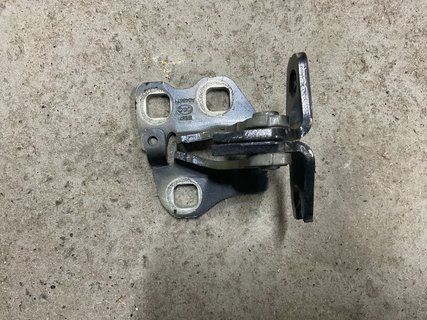 Петля дверей передніх верхня права Tesla Model 3 18- 1101034-00-F фото