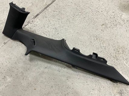 Задня накладка стійки верхня права Tesla Model 3 24- Highland 1867544-20-E фото