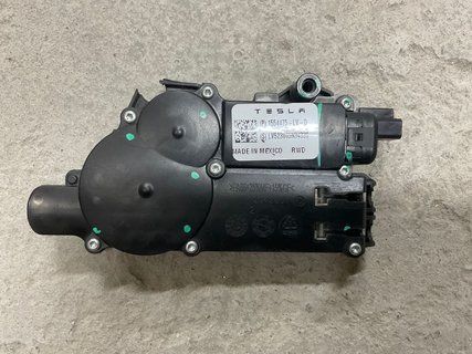 Блок плавного закриття задніх лівих дверей Tesla Model Y 20- з дефектом 1554475-LV-D фото