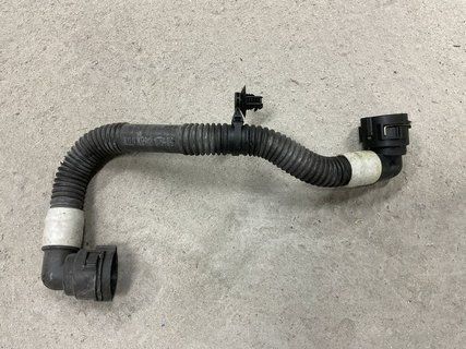 Патрубок системи охолодження Tesla Model 3 18- 1077599-00-D 1077599-00-D фото