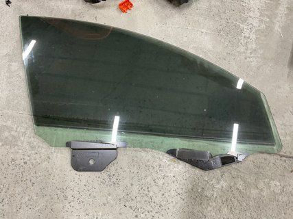 Скло переднє праве пасажирське подвійне Tesla Model Y 23- 1582617-01-A фото