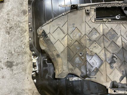 Захист заднього бампера Tesla Model 3 18- з дефектом 1137819-00-D фото