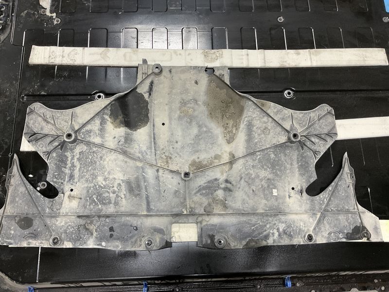 Захист заднього підрамника Tesla Model 3/Y 18- З дефектом 1498771-00-B фото