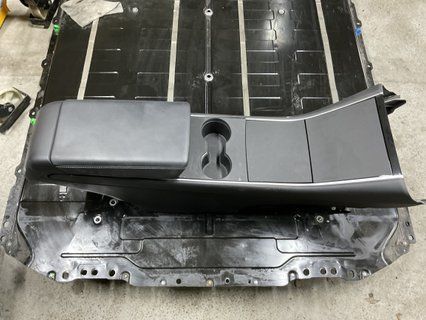 Консоль центральна підлокітник та підсклянники Tesla Model 3/Y 1087897-00-B фото