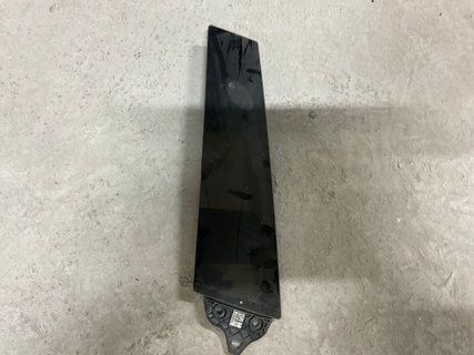 Камера накладка центральної стійки права Tesla Model 3 18- 1109255-00-G фото