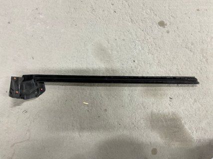Ущільнювач скла передніх правих дверей внутрішній Tesla Model 3 18- 1090496-00-E фото