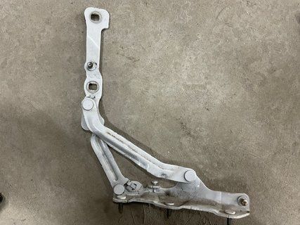 Петля кришки багажника ляди права Tesla Model 3 21-23 1667398-00-B фото